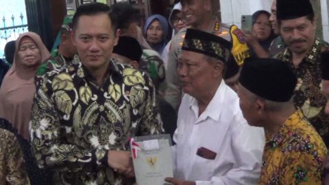 10 Sertifikat Tanah Wakaf Masjid Diserahkan Menteri ATR/Kepala BPN AHY di Sidoarjo
