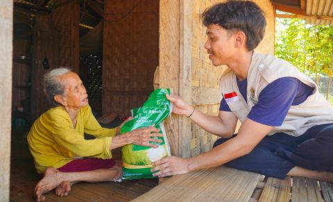 Baznas Distribusikan 137 Ribu Paket Beras Zakat Fitrah hingga Pelosok Indonesia