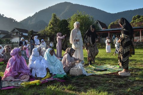 Ratusan umat islam melaksanakan shalat Idul Fitri di Lapang PPTK Gambung, Pasirjambu. Kabupaten Bandung, Jawa Barat, Rabu (10/4/2024).