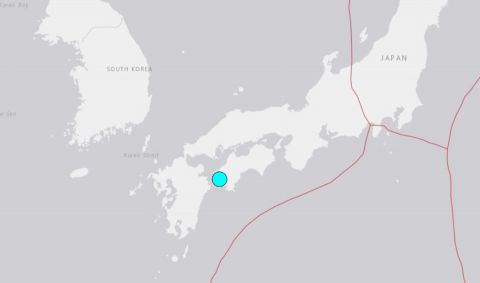 Sebuah gempa bermagnitudo 6,3 melanda barat daya Jepang, melukai delapan orang pada Kamis. 