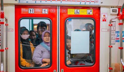 Penumpang commuter line Yogyakarta.