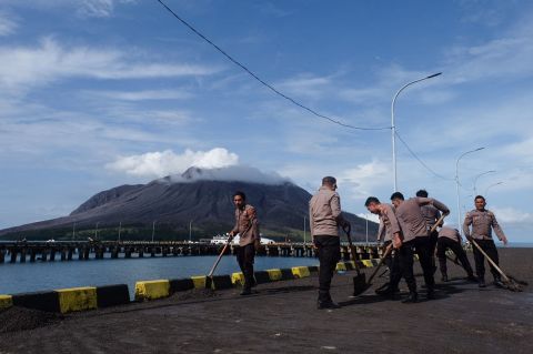 BNPB melaporkan abu vulkanik dari erupsi Gunung Ruang, Sulawesi Utara, menggangu keamanan dan keselamatan penerbangan.