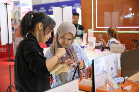 Pengunjung memilih diskon produk-produk kencantikan di gelaran Jakarta Ramadan Fair