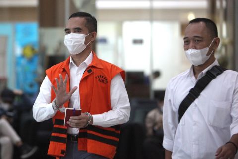 KPK memeriksa 2 PNS asal Sukabumi terkait kasus dugaan TPPU yang menjerat mantan Kepala Bea Cukai Yogyakarta Eko Darmanto