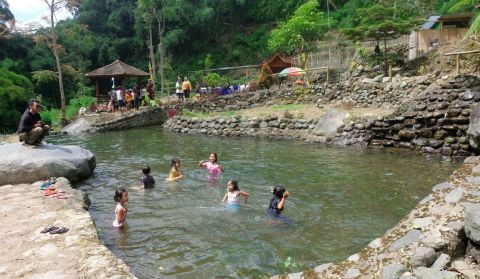 Anak-anak bermain air di kolam, lokasi wisata Banyu Ciblon Lestari, kawasan lereng gunung Sindoro, Desa Tlogowero, Bansari, Temanggung.