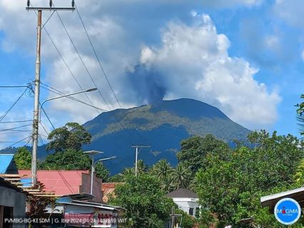 Gunung Ibu di Halmahera Barat Erupsi