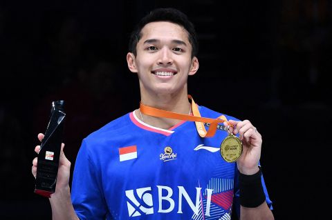 Tunggal putra Indonesia Jonatan Christie berfoto dengan medali emas dan hadiah setelah memenangkan gelar juara Kejuaraan BAC, kemarin.