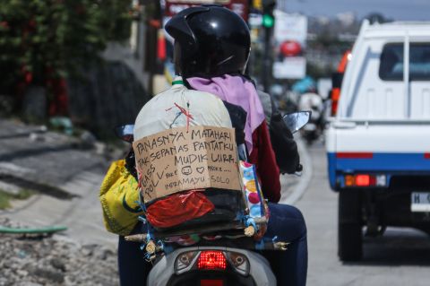 Pemudik bersepeda motor melintas di Jalan Raya Pantura Semarang - Kendal, Semarang, Jawa Tengah, Senin (8/4/2024).