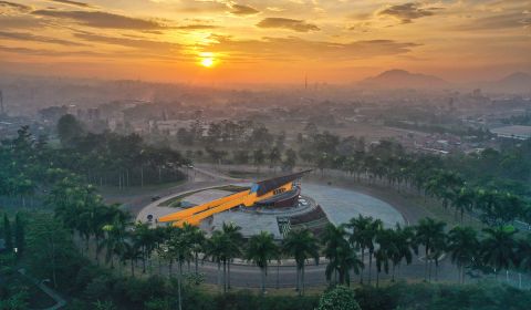 Jam matahari vertikal besar dan jam matahari horizontal raksasa sekaligus terbesar di Indonesia di Sundial Puspa Iptek.