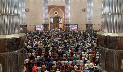 Ribuan umat muslim menjalankan ibadah salat Jumat pertama pada Bulan Ramadan di Masjid Istiqlal, Jakarta, Jumat (15/3/2024).