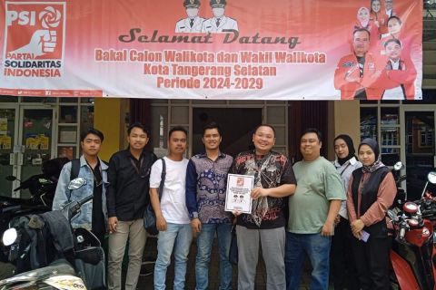 Kader PSI, Edwin (keempat dari kanan), akan maju di Pilkada 2024 di Tangerang Selatan.