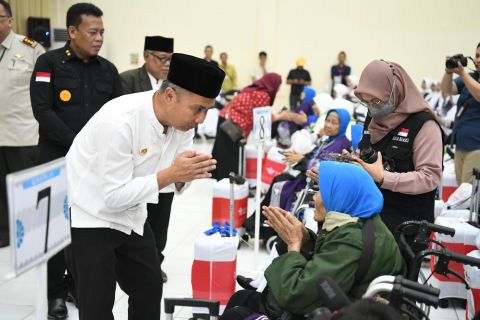 Penjabat Gubernur Jawa Barat Bey Machmudin menyalami calon jemaah haji yang akan berangkat ke Tanah Suci
