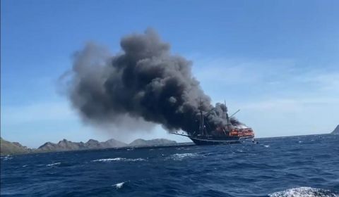 Kapal Wisata Sea Safari 7 terbakar saat berlayar di perairan Taman Nasional Komodo, Rabu (2/5) lalu.