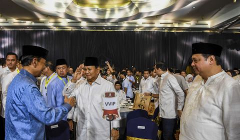 Presiden terpilih periode 2024-2029 Prabowo Subianto (ketiga kiri) berbincang bersama Ketua Umum Partai Golkar Airlangga Hartarto (kanan)