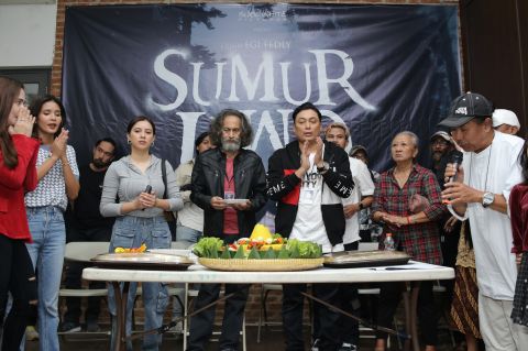 Tumpengan tasyakuran dan do'a bersama pembuatan film, di Jakarta, Senin (20/5).