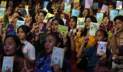 Sejumlah siswa dan guru menunjukkan buku antologi sekolah saat puncak acara Festival Literasi Denpasar ke-4