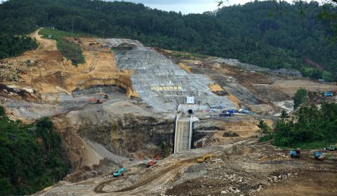 Sejumlah alat berat dioperasikan untuk mempercepat penyelesaian proyek pembangunan Bendungan Bagong, Trenggalek, Jawa Timur. 