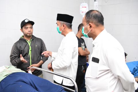 Penjabat Gubernur Jawa Barat Bey Machmudin mengunjungi korban kecelakaan bus di Ciater, Subang.