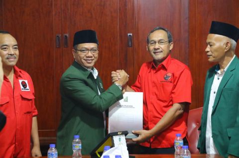 Ketua PKB Kabupaten Bandung Dadang Supriatna bersama Ketua PDIP Kabupaten Bandung Harjoko Sangganagara