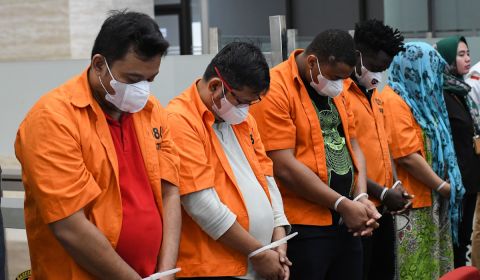 Lima tersangka dihadirkan dalam konferensi pers oleh Bareskrim saat pengungkapan kasus penipuan internasional di Mabes Polri