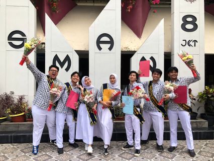 Tujuh siswa SMAN 8 Jakarta yang mendapat beasiswa kuliah di Luar Negeri