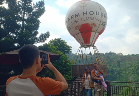 Pengunjung menikmati pemandangan alam di Farm House Lembang