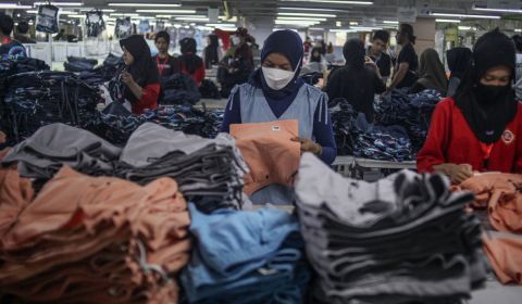 Ilustrasi: sejumlah pekerja menyelesaikan pembuatan pakaian di salah satu pabrik garmen di Banjarnegara 