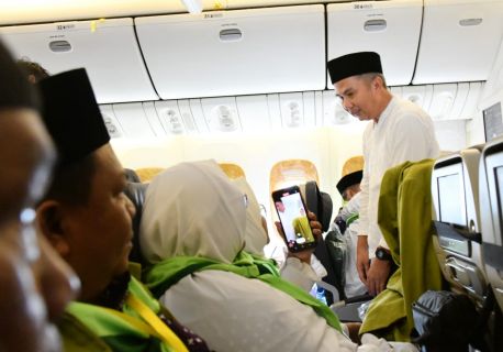 Penjabat Gubernur Jawa Barat Bey Machmudin menyapa calon jemaah haji yang akan berangka dari BIJB Kertajati, Majalengka. 
