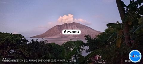 Pantauan kondisi Gunung Ruang di Kabupaten Sitaro, Sulawesi Utara