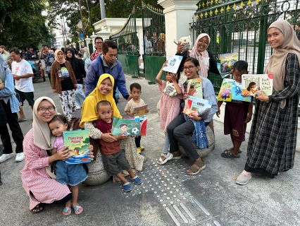 Kampanye membaca buku di ruang publik dilakukan di Titik Nol Kilometer dan Jalan Malioboro Yogyakarta.