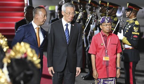 Gubernur Bali I Wayan Koster (kanan) mendampingi Perdana Menteri Singapura Lee Hsien Loong (tengah) dan Menteri Perindustrian Agus Gumiwang 