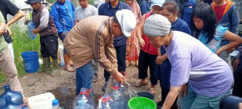 Perumda Tirtawening memberikan bantuan air bersih untuk warga dua kampung di Kota Bandung.