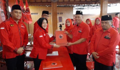 Ketua DPC PDI Perjuangan Sri Mulyani menyerahkan formulir pendaftaran calon Bupati Klaten kepada Aris Prabowo di Kantor DPC PDIP Klaten.