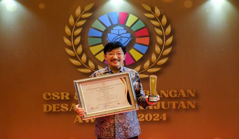 Direktur Smartfren Marco Sumampouw saat menerima penghargaan CSR & PDB Awards 2024 dari Kementerian PDTT.