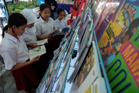 Sejumlah anak memilih buku yang dijual di Perpustakaan Umum Daerah Solo, Jawa Tengah.