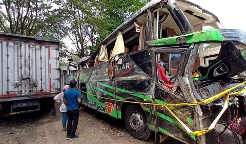 Bangkai bus nahas yang mengalami kecelakaan di Ciater, Subang. 