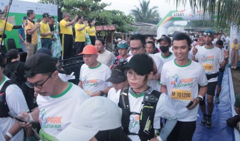 Bupati Sukabumi Marwan Hamami melepas peserta Geopark Ciletuh Run 2024 