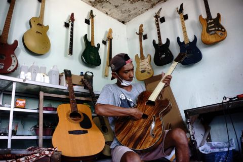 Perajin Gitar Elektrik di Jombang