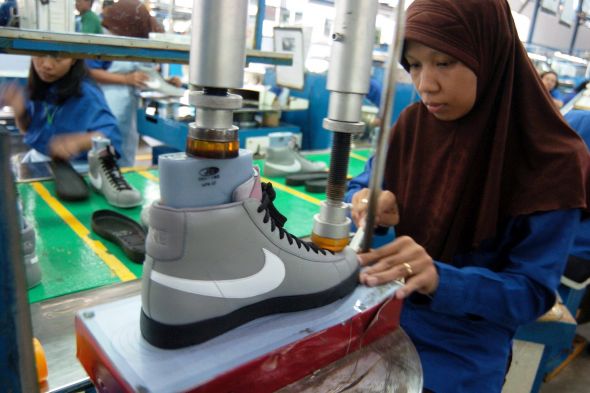 Foto pabrik sepatu Nike yang melanggar PPKM Darurat