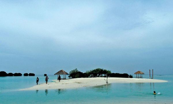 Turis domestik berwisata di Pantai Perawan, Pulau Pari, Kepulauan Seribu, Jakarta, Minggu (19/11). 