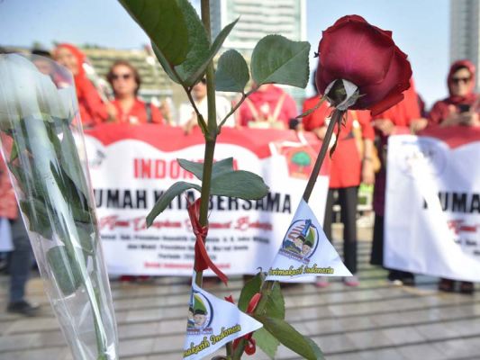 Aksi Seribu Bunga Mawar Untuk Indonesia