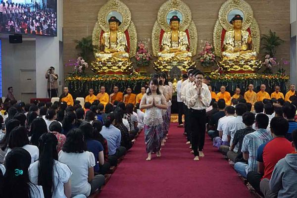 Umat Budha Merayakan Hari Raya Kathina