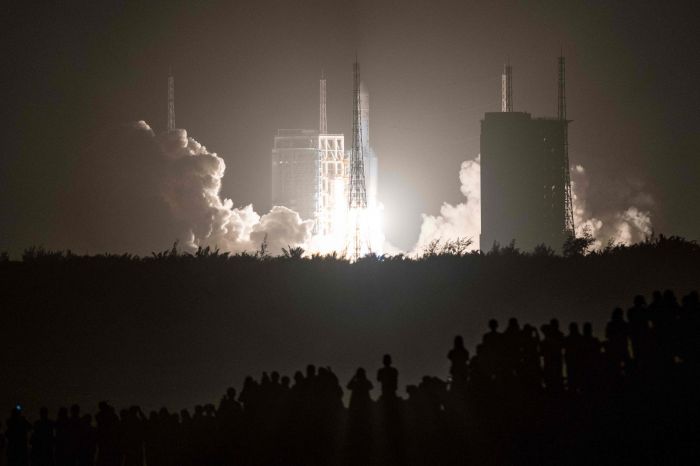 Tiongkok Luncurkan Misi Luar Angkasa Bawa Puing dari Bulan ke Bumi