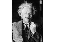 1921:Einstein Raih Nobel