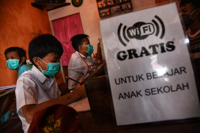 Di Radio, Belajar Sonder Kuota