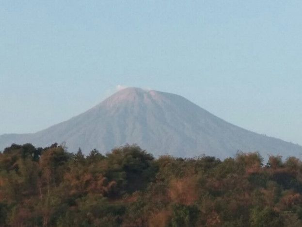 Pendaki Dilarang Terlalu Dekat dengan Kawah Gunung Slamet