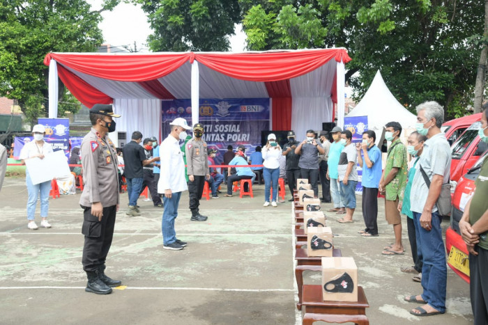 Bantu Ojek Pangjkalan, Korlantas Bagikan 9.500 Paket Sembako