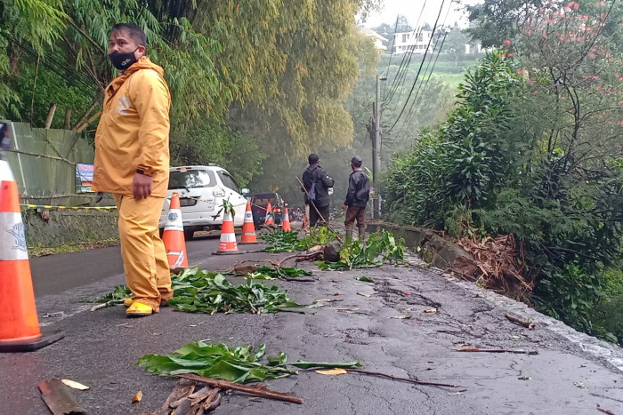 Tebing Jalan Kolonel Masturi Longsor Ancam Jalur Lembang-Cimahi