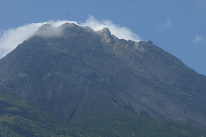 Gunung Merapi Keluarkan Guguran Awan Panas, Status Masih Siaga