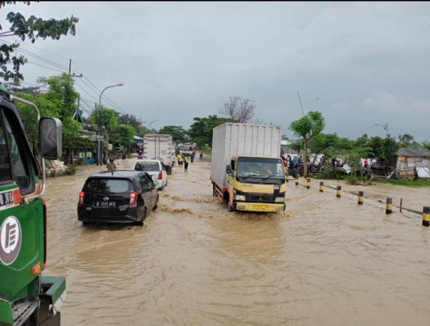 Jalur Pantura di Tuban Terendam Banjir, Lalulintas Terhambat